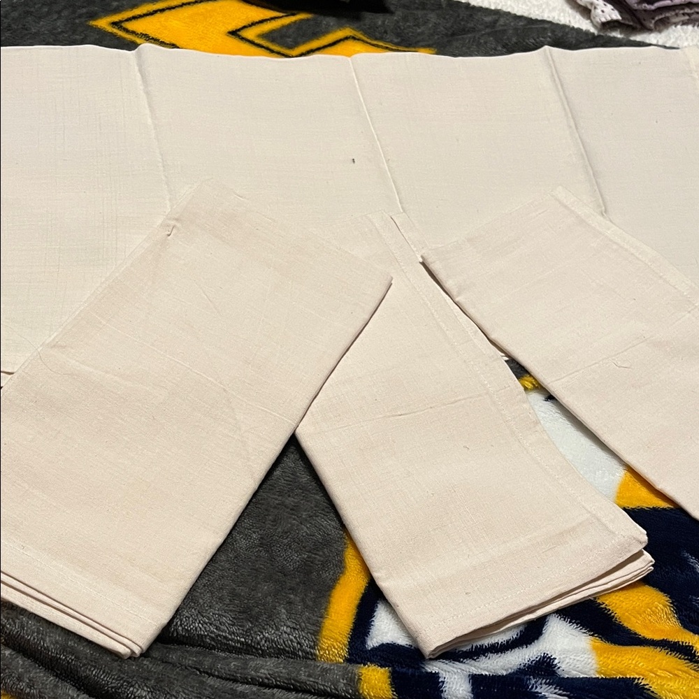 NWOT Elegant Cream Table Napkins Set